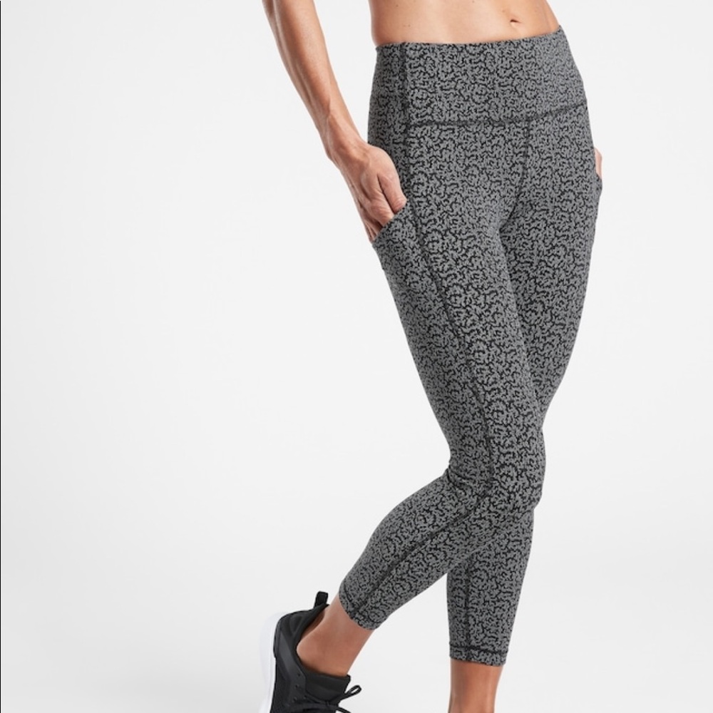 NWOT ATHLETA ULTIMATE STASH POCKET TEXTURED 7/8 TIGHT